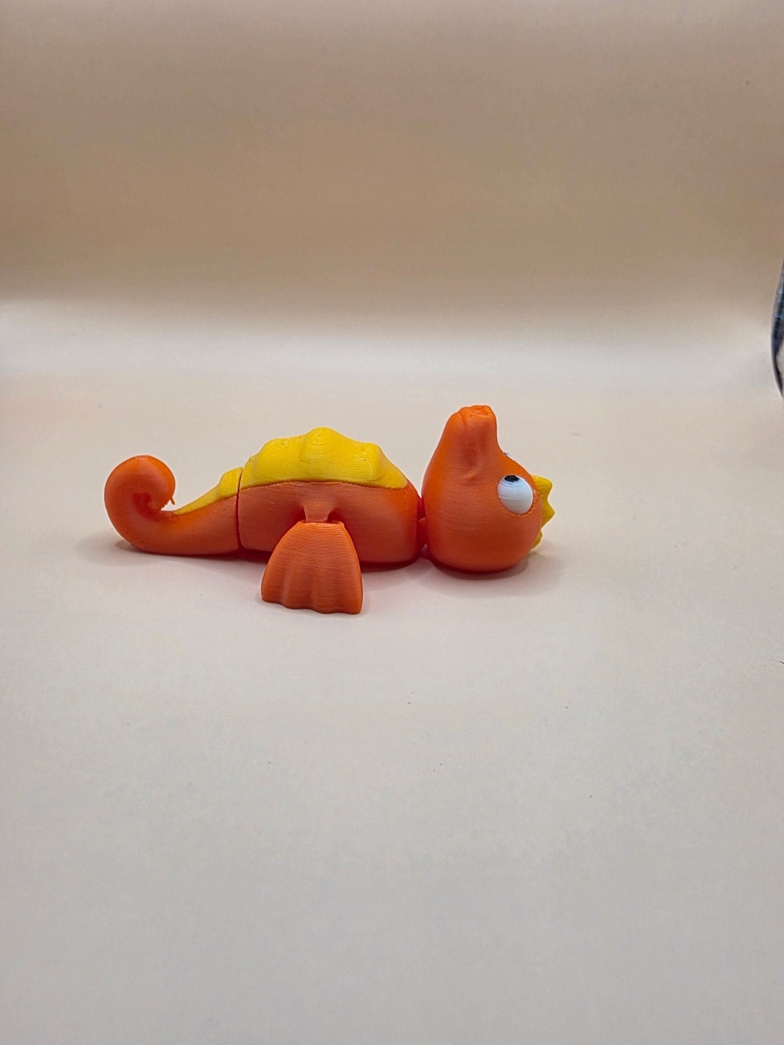 Cute Articulated Seahorse | 3D Printed Flexi Seahorse | Ocean Animal Desk Decor | Cute Fidget Toy | Poseable Sea Creature | Gift for Ocean Lover - SkeletonEarth Designs
